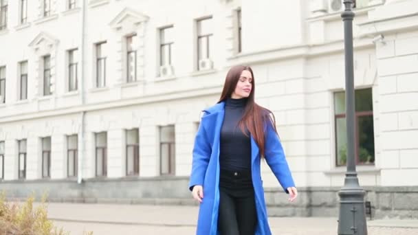 Personas Belleza Estilo Vida Concepto Elegante Capa Femenina Caminando Por — Vídeo de stock