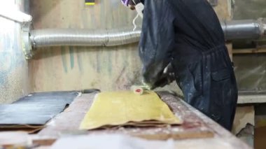 Meslek, insanlar, marangozluk, duygu ve insanlar kavramı - bir adam tutkal ve yapıştırıcılar ahşap paneller kaykaylar imalatı yapar. o koruyucu kıyafet ve maske vardır. 4k