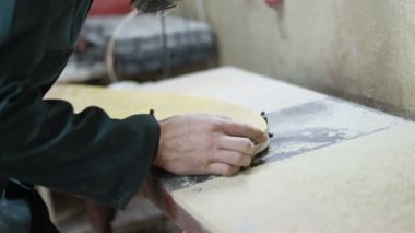 Meslek, insanlar marangozluk, duygu ve insanlar kavramı - genç esnaf adam sandering sandering aracı ile refocusing güverte. kaykaylar imalatı. o koruyucu kıyafet ve maske vardır. 4k