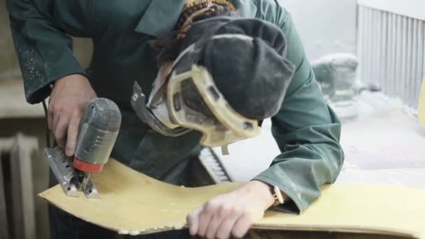 Profesión Gente Carpintería Emoción Concepto Gente Carpintero Corta Una Tabla — Vídeo de stock