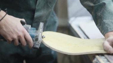Meslek, insanlar marangozluk, duygu ve insanlar kavramı - genç esnaf adam sandering sandering aracı ile refocusing güverte. kaykaylar imalatı. o koruyucu kıyafet ve maske vardır. 4k