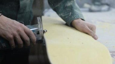 Meslek, insanlar marangozluk, duygu ve insanlar kavramı - genç esnaf adam sandering sandering aracı ile refocusing güverte. kaykaylar imalatı. o koruyucu kıyafet ve maske vardır. 4k