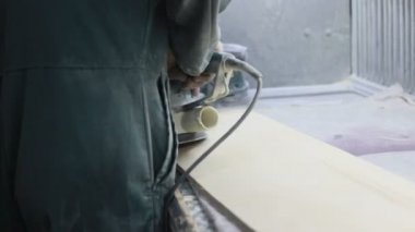 Meslek, insanlar marangozluk, duygu ve insanlar kavramı - genç esnaf adam sandering sandering aracı ile refocusing güverte. kaykaylar imalatı. o koruyucu kıyafet ve maske vardır. 4k