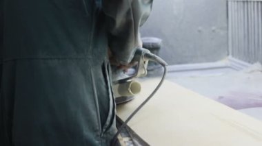 Meslek, insanlar marangozluk, duygu ve insanlar kavramı - genç esnaf adam sandering sandering aracı ile refocusing güverte. kaykaylar imalatı. o koruyucu kıyafet ve maske vardır. 4k