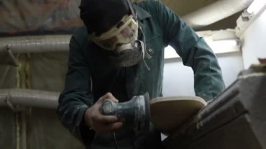 Meslek, insanlar marangozluk, duygu ve insanlar kavramı - genç esnaf adam sandering sandering aracı ile refocusing güverte. kaykaylar imalatı. o koruyucu kıyafet ve maske vardır. 4k