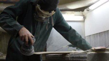 Meslek, insanlar marangozluk, duygu ve insanlar kavramı - genç esnaf adam sandering sandering aracı ile refocusing güverte. kaykaylar imalatı. o koruyucu kıyafet ve maske vardır. 4k