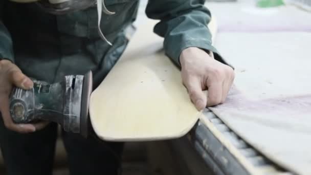 사람들 사람들 Sandering Sandering 도구와 바꾸고 스케이트 보드의 제조입니다 보호복과 — 비디오