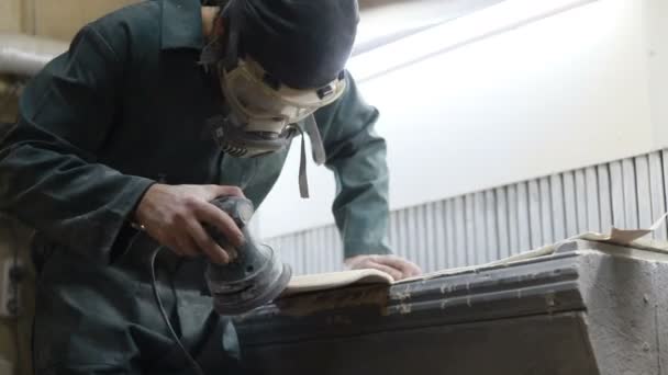 人的木工 情感和人的概念 年轻的工匠在甲板上的卫生 重新聚焦与消毒工具 滑板的制造 他有防护服和面罩4K — 图库视频影像