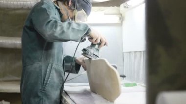 Meslek, insanlar marangozluk, duygu ve insanlar kavramı - genç esnaf adam sandering sandering aracı ile refocusing güverte. kaykaylar imalatı. o koruyucu kıyafet ve maske vardır. 4k