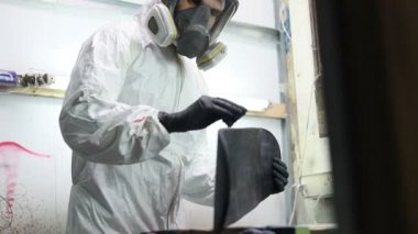 Meslek, insanlar, marangozluk, duygu ve insanlar kavramı-adam boya atölye kaykay, vernik geçerlidir. kaykaylar imalatı. o koruyucu kıyafet ve maske vardır. 4k