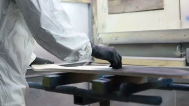Meslek, insanlar, marangozluk, duygu ve insanlar kavramı-adam boya atölye kaykay, vernik geçerlidir. kaykaylar imalatı. o koruyucu kıyafet ve maske vardır. 4k