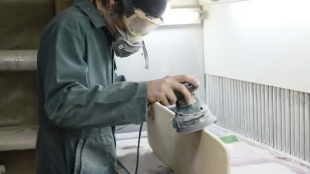 人的木工 情感和人的概念 年轻的工匠在甲板上的卫生 重新聚焦与消毒工具 滑板的制造 他有防护服和面罩4K — 图库视频影像