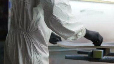 Meslek, insanlar, marangozluk, duygu ve insanlar kavramı-adam boya atölye kaykay, vernik geçerlidir. kaykaylar imalatı. o koruyucu kıyafet ve maske vardır. 4k
