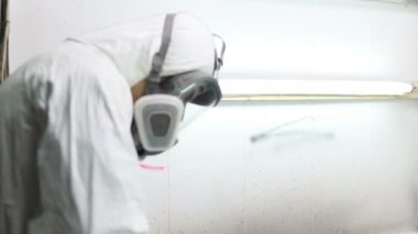 Meslek, insanlar, marangozluk, duygu ve insanlar kavramı-adam boya atölye kaykay, vernik geçerlidir. kaykaylar imalatı. o koruyucu kıyafet ve maske vardır. 4k