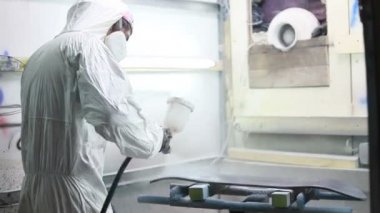 Meslek, insanlar, marangozluk, duygu ve insanlar kavramı-adam boya atölye kaykay, vernik geçerlidir. kaykaylar imalatı. o koruyucu kıyafet ve maske vardır. 4k