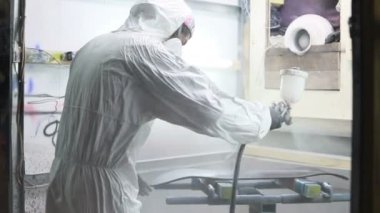 Meslek, insanlar, marangozluk, duygu ve insanlar kavramı-adam boya atölye kaykay, vernik geçerlidir. kaykaylar imalatı. o koruyucu kıyafet ve maske vardır. 4k