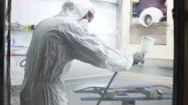 Meslek, insanlar, marangozluk, duygu ve insanlar kavramı-adam boya atölye kaykay, vernik geçerlidir. kaykaylar imalatı. o koruyucu kıyafet ve maske vardır. 4k