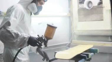 Meslek, insanlar, marangozluk, duygu ve insanlar kavramı-adam boya atölye kaykay, vernik geçerlidir. kaykaylar imalatı. o koruyucu kıyafet ve maske vardır. 4k