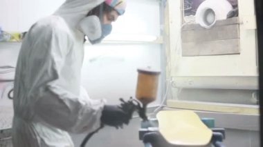 Meslek, insanlar, marangozluk, duygu ve insanlar kavramı-adam boya atölye kaykay, vernik geçerlidir. kaykaylar imalatı. o koruyucu kıyafet ve maske vardır. 4k