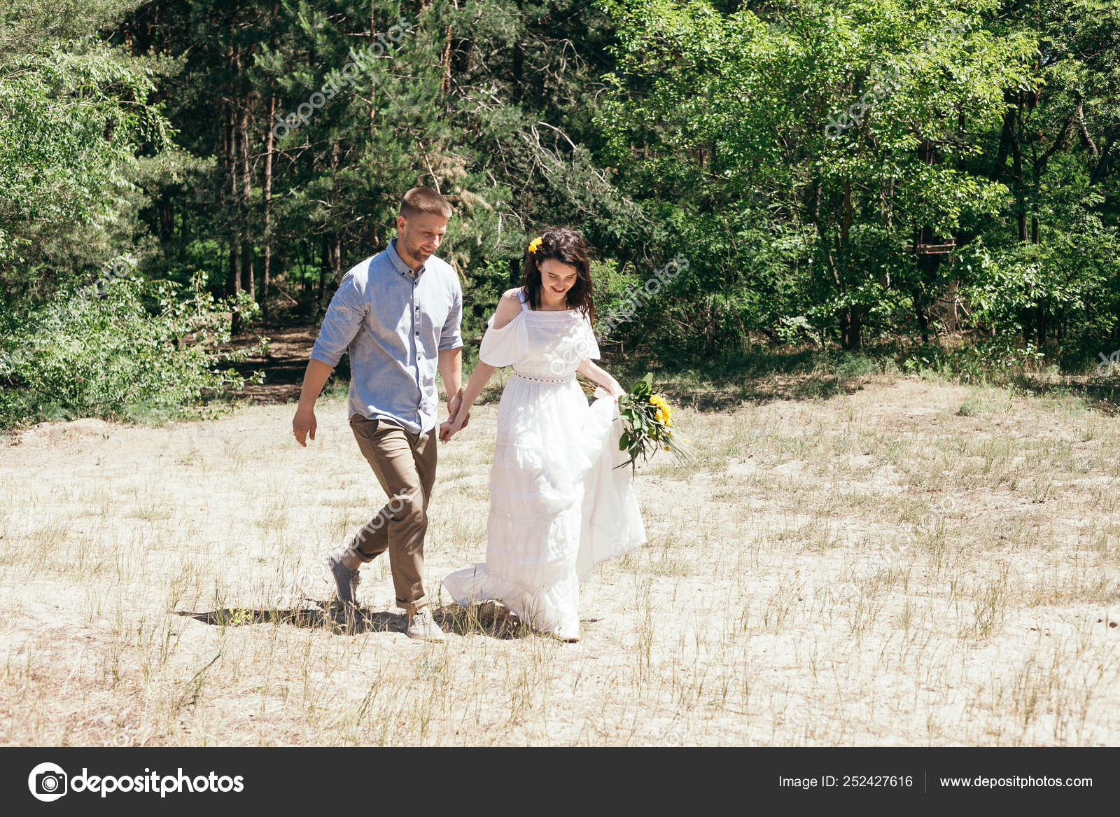 Paseo de bodas en el bosque de pinos. Día soleado . — Foto de stock  #252427616 © Whiteshoes911, image size:1600x1167