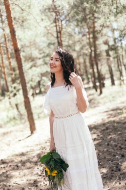 Çam ormanı içinde düğün yürüyüş. Güneşli gün.