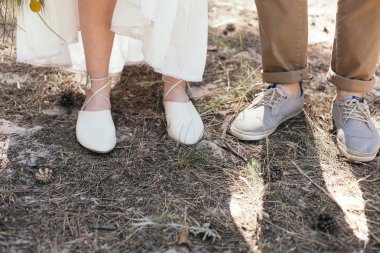 Çam ormanı içinde düğün yürüyüş. Güneşli gün.