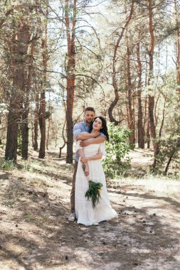 Çam ormanı içinde düğün yürüyüş. Güneşli gün.