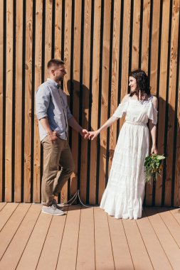 Çam ormanı içinde düğün yürüyüş. Güneşli gün.