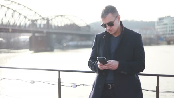 Joven Hombre Negocios Guapo Está Hablando Por Teléfono Caminando Largo — Vídeo de stock