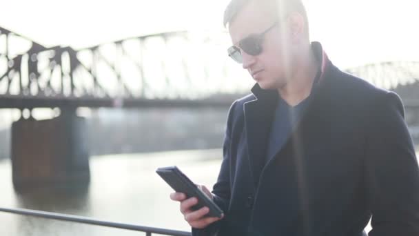 Joven Hombre Negocios Guapo Está Hablando Por Teléfono Caminando Largo — Vídeos de Stock