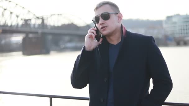 Młody Przystojny Biznesmen Jest Rozmowa Telefon Krótkiego Spaceru Wzdłuż Ulicy — Wideo stockowe