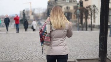 Portre genç çekici gülümseme kadın kameraya bak şehir merkezinde mutlu moda kızı yaz yüz teknolojisi güzel yavaş çekim caddesi