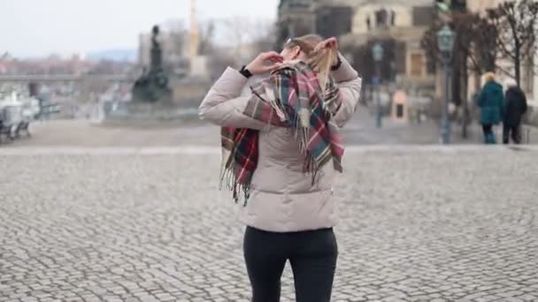 Retrato Joven Sonrisa Atractiva Mujer Mirar Cámara Centro Ciudad Sentirse — Vídeos de Stock