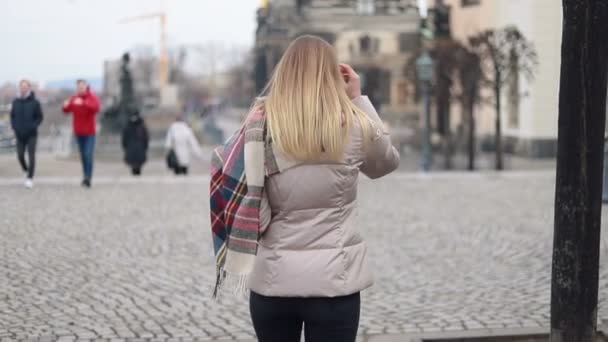 Porträt Junge Attraktive Lächeln Frau Blick Die Kamera Der Innenstadt — Stockvideo