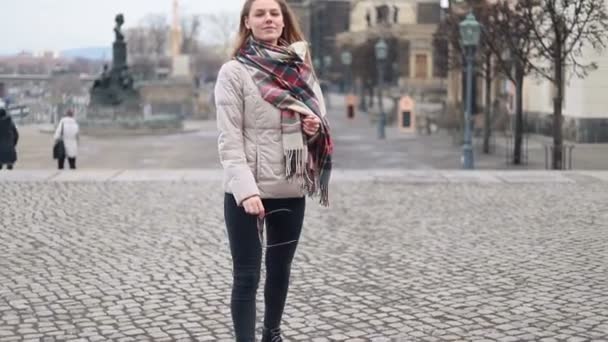 Porträtt Ung Attraktiv Leende Kvinna Titta Kameran Centrum Känns Glad — Stockvideo