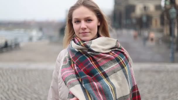 Porträt Junge Attraktive Lächeln Frau Blick Die Kamera Der Innenstadt — Stockvideo