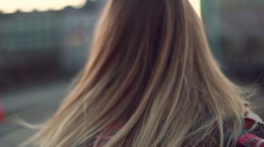 Portre genç çekici gülümseme kadın kameraya bak şehir merkezinde mutlu moda kızı yaz yüz teknolojisi güzel yavaş çekim caddesi