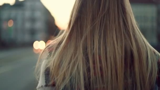 매력적 미소를 여성이 시청에서 카메라를 소녀가 기술을 접하는 느낍니다 아름다운 — 비디오