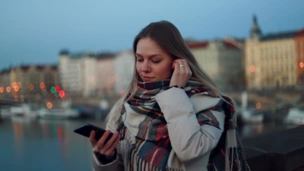 Attraktiv Ung Kvinna Promenader Soliga Stadsgator Och Chatta Med Vänner — Stockvideo