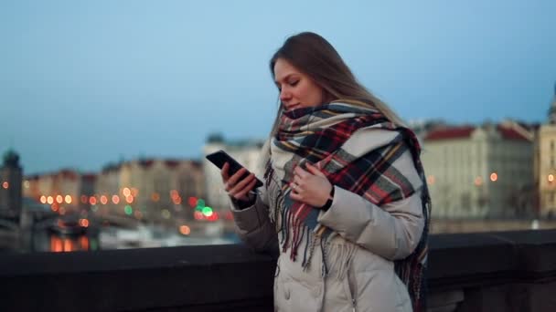 Atrakcyjna Młoda Kobieta Spaceru Ulicami Miasta Słoneczny Rozmowy Przyjaciółmi Hipster — Wideo stockowe