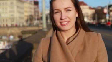 İçkiler ve insanlar konsepti - mutlu genç kadın ya da genç kız şehir bankında oturmuş kağıt bardaktan kahve içiyor.