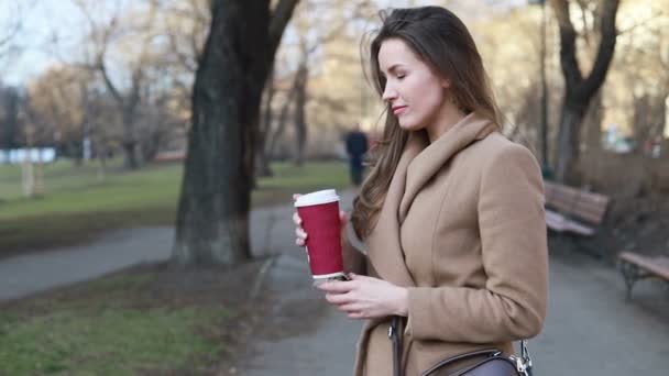 Koncepcja Drinków Ludzi Szczęśliwa Młoda Kobieta Lub Nastolatka Pijąca Kawę — Wideo stockowe