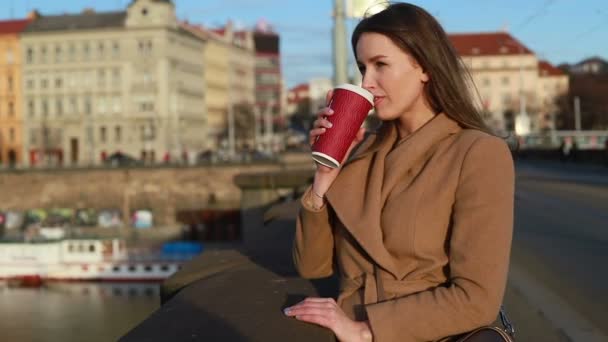 Concepto Bebidas Personas Mujer Joven Feliz Adolescente Que Bebe Café — Vídeo de stock