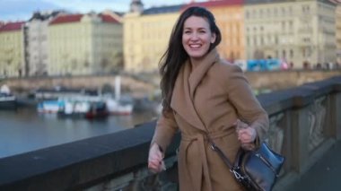 Portre genç çekici gülümseme kadın kameraya bak şehir merkezinde mutlu moda kızı yaz yüz teknolojisi güzel yavaş çekim caddesi