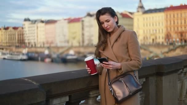 Vista Frontal Una Mujer Con Una Taza Café Papel Haciendo — Vídeos de Stock