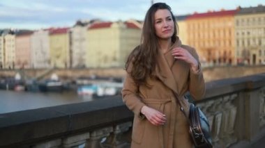 Portre genç çekici gülümseme kadın kameraya bak şehir merkezinde mutlu moda kızı yaz yüz teknolojisi güzel yavaş çekim caddesi