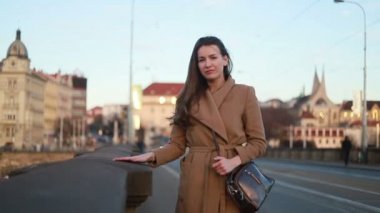 Portre genç çekici gülümseme kadın kameraya bak şehir merkezinde mutlu moda kızı yaz yüz teknolojisi güzel yavaş çekim caddesi