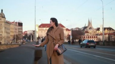 Portre genç çekici gülümseme kadın kameraya bak şehir merkezinde mutlu moda kızı yaz yüz teknolojisi güzel yavaş çekim caddesi