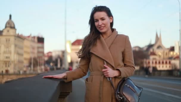 Porträt Junge Attraktive Lächeln Frau Blick Die Kamera Der Innenstadt — Stockvideo