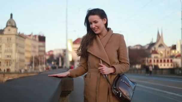 Портрет Молодої Привабливої Посмішки Жінка Дивиться Камеру Центрі Міста Відчуває — стокове відео